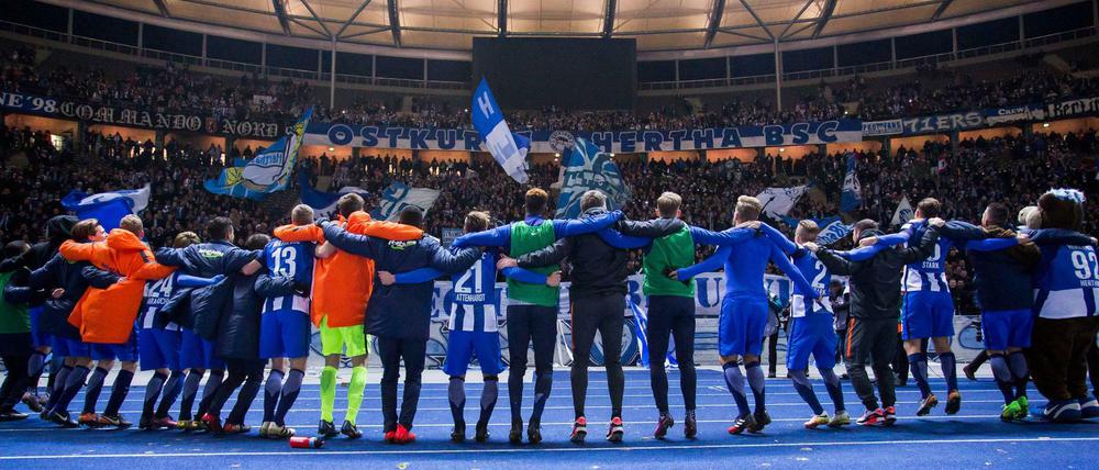 Kurvendiskussion. Der Gang zu den Fans ist festes Ritual nach Hertha-Heimspielen.