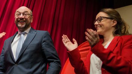 SPD-Kanzlerkandidat Martin Schulz wird am 01.02.2017 bei einem Programmforum der SPD Herne zur Bundestagswahl in Herne (Nordrhein-Westfalen) von der Bundestagsabgeordneten Michelle Müntefering begrüßt.