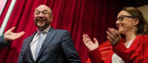 SPD-Kanzlerkandidat Martin Schulz wird am 01.02.2017 bei einem Programmforum der SPD Herne zur Bundestagswahl in Herne (Nordrhein-Westfalen) von der Bundestagsabgeordneten Michelle Müntefering begrüßt.