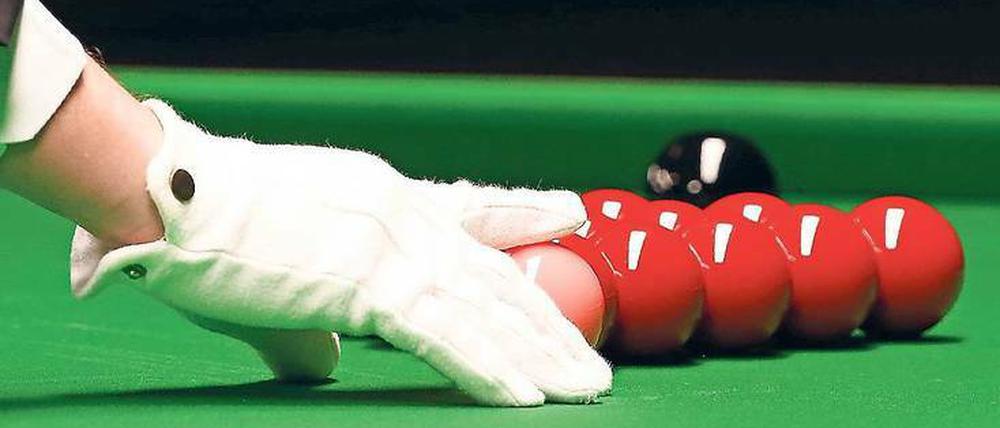 Echt nur mit weißen Handschuhen. Bei Snooker-Turnieren wie dem German Masters in Berlin gibt es einen strikten Dresscode. Der gilt auch für die Schiedsrichter.