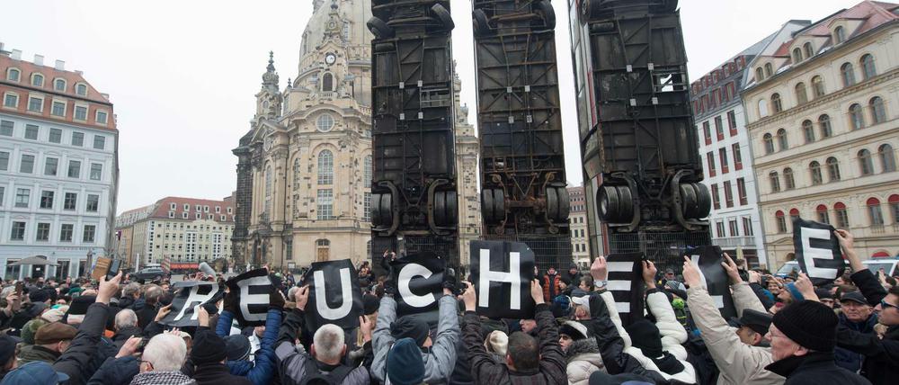 Die Anhänger von Pegida halten die Kunst-Aktion in Dresden zur Erinnerung an den Krieg in Syrien für "Heuchelei".