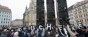 Die Anhänger von Pegida halten die Kunst-Aktion in Dresden zur Erinnerung an den Krieg in Syrien für "Heuchelei". 