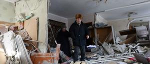 Einwohner der ostukrainischen Stadt Awdijika in den Überresten ihrer Wohnung, die bei einem nächtlichen Angriff zerstört wurde.