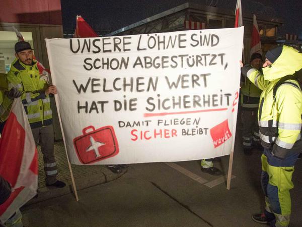 Mitarbeiter des Bodenpersonals auf dem Flughafen Tegel streiken für eine bessere Bezahlung.