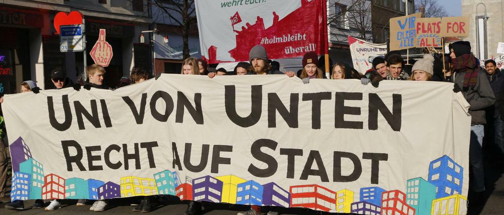 Demo für Holm und Wohnungen. Die Besetzerinnen und Besetzer des Instituts für Sozialwissenschaften der Humboldt-Uni gingen am vergangenen Sonnabend auf die Straße.