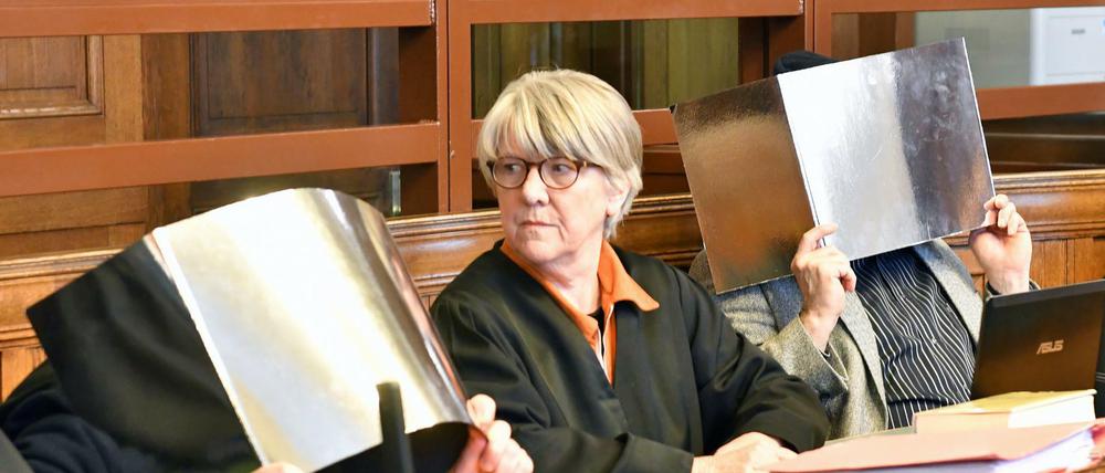Die wegen Kindesmissbrauch angeklagten Harald W. und Jens B. sitzen im Kriminalgericht Moabit in Berlin zum Prozessauftakt neben ihrer Anwältin (M).
