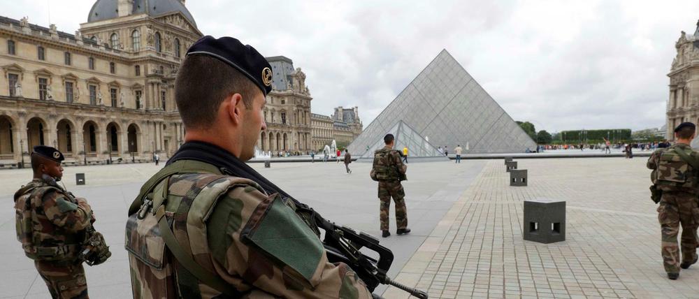 Soldaten vor dem Louvre-Museum in Paris. 