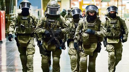 Beamte der Eliteeinheit GSG 9 der Bundespolizei bei einem Trainingsszenario der Bundespolizei auf dem Hauptbahnhof in Frankfurt am Main.
