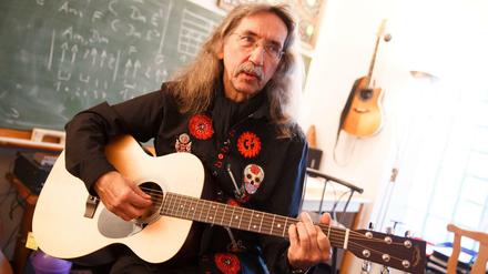 Peter Bursch, Musiker und Gitarrenlehrer, lernte eigentlich Klavier am Konservatorium. 