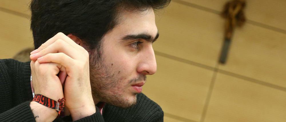 Anas Modamani vor dem Würzburger Landgericht. Eine Entscheidung gibt es vorläufig noch nicht.