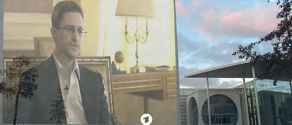 Am Handy der Kanzlerin.  Grimme-Preisträger Seipel, der vor drei Jahren das erste TV-Interview mit NSA-Whistleblower Edward Snowden (Foto) geführt hatte, bringt wichtige Stationen, ohne sich im Detail zu verzetteln. Er erzählt die Vorgeschichte der NSA-Affäre.