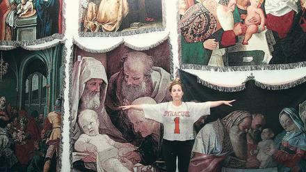 Religion und Familie. In ihren Bildern, Installationen und Erzählungen kommt Rachel Libeskind immer wieder auf diese Themen zurück. Hier steht sie in ihrem Atelier in Brooklyn. 
