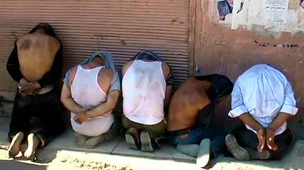 Ein Standbild aus einer Fernsehaufzeichnung, am 03.08.2012 von der offiziellen Syrisch-Arabischen-Nachrichtenagentur (SANA) zur Verfügung gestellt, zeigt fünf von Regierungstruppen gefangen genommene Männer die angeblich bewaffnet gewesen sein sollen.