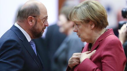 Der damalige EU-Parlamentspräsident Martin Schulz (SPD) und Kanzlerin Angela Merkel unterhalten sich 2014 in Brüssel.