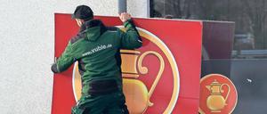 Früh am Morgen verschwindet zuerst der Kaiser's-Schriftzug. Alle Läden werden jeweils an einem Tag umgerüstet. 