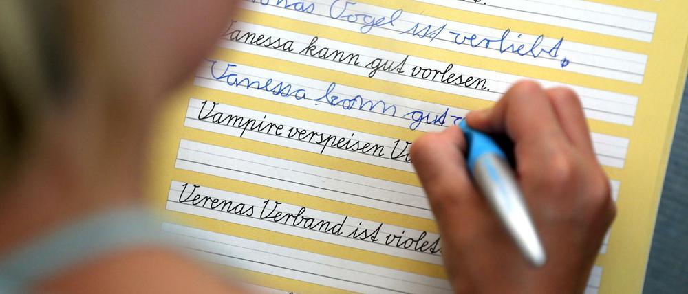 Viele Berliner Grundschüler tun sich schwer beim Schreiben. 