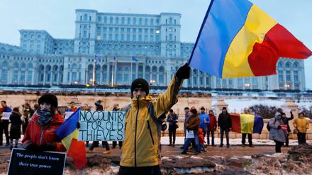 Demonstranten stehen am 04.02.2017 in Bukarest vor dem Parlamentspalast. 