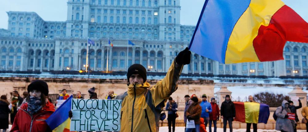 Demonstranten stehen am 04.02.2017 in Bukarest vor dem Parlamentspalast. 