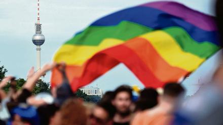 Der CSD in Berlin zieht jedes Jahr Tausende Feiernde an.