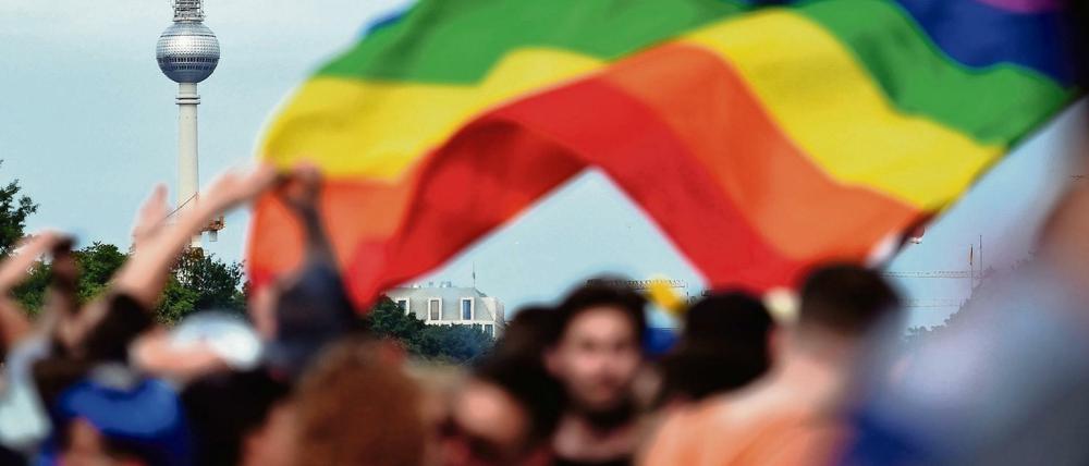 Der CSD in Berlin zieht jedes Jahr Tausende Feiernde an.