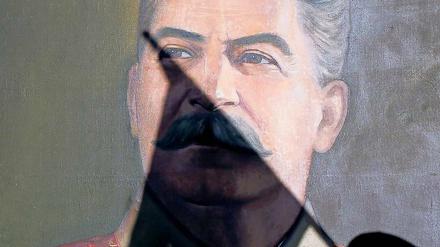 „Macht der Unordnung“. Stalin herrschte durch Willkür. Das Foto zeigt einen georgischen Stalinisten an Stalins Geburtstag im vergangenen Dezember. 