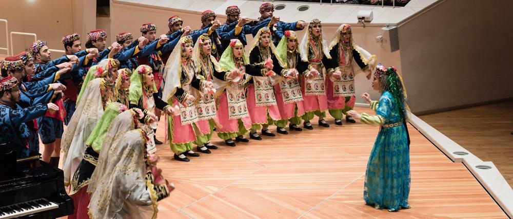 Bunte Trachten beim Eröffnungskonzert vom "Fest der Chorkulturen".