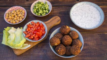 Die Falafel genannten Kichererbsenbällchen sind in fast allen Küchen des Orient bekannt. Die Rezepte aber sind ungezählt.