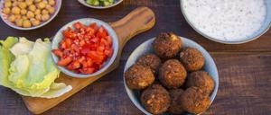 Die Falafel genannten Kichererbsenbällchen sind in fast allen Küchen des Orient bekannt. Die Rezepte aber sind ungezählt.