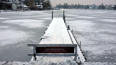 Im Berliner Südosten wie hier an der Dahme in Köpenick liegt der Schneematsch noch dick. Nun friert er wieder fest.
