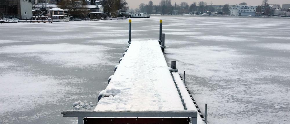 Im Berliner Südosten wie hier an der Dahme in Köpenick liegt der Schneematsch noch dick. Nun friert er wieder fest.