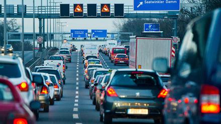 Alles dicht: Stau auf der Autobahn 100 
