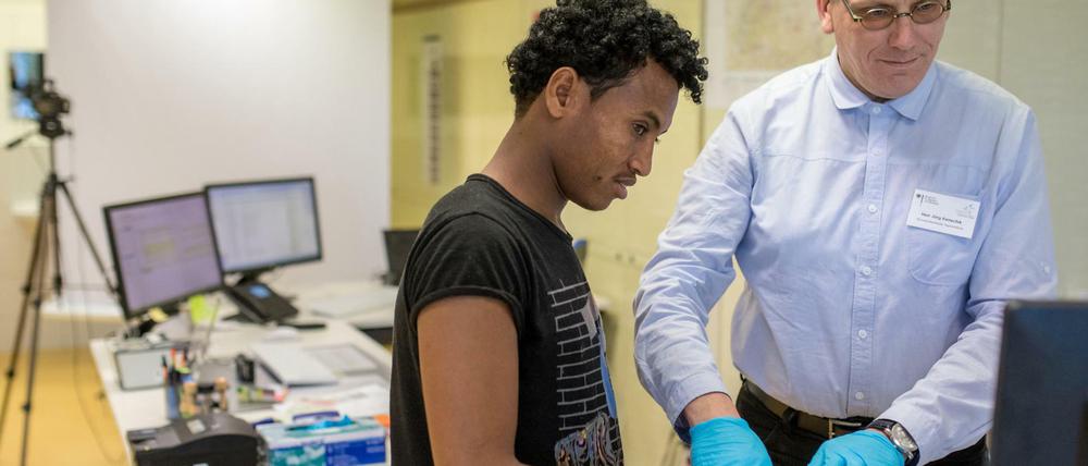 Das Bamf fordert die Ausländerbehörden der Kommunen auf alle Flüchtlinge mir Fingerabdrücken zu registrieren.