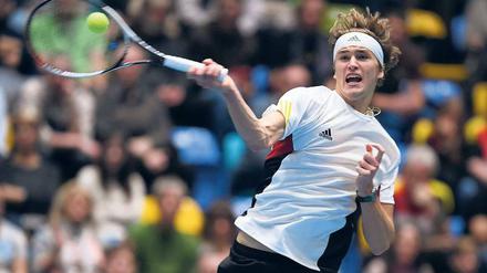 Gut begonnen, schlecht zu Ende gespielt. Alexander Zverev gewann gegen den Belgier Steve Darcis den ersten Satz. Danach begann er jedoch, mit seinem Aufschlag und sich selbst zu hadern. 