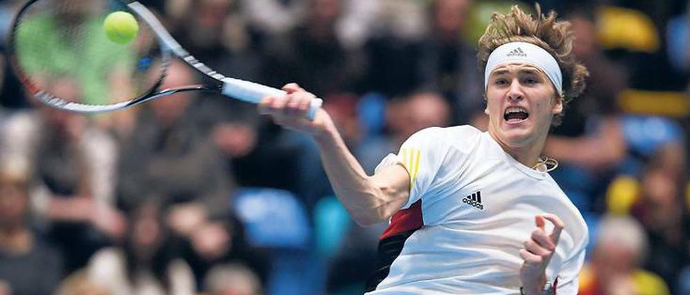 Gut begonnen, schlecht zu Ende gespielt. Alexander Zverev gewann gegen den Belgier Steve Darcis den ersten Satz. Danach begann er jedoch, mit seinem Aufschlag und sich selbst zu hadern. 