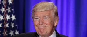 US-Präsident Donald Trump lacht vor seiner Rede bei einer Veranstaltung seiner republikanischen Partei.