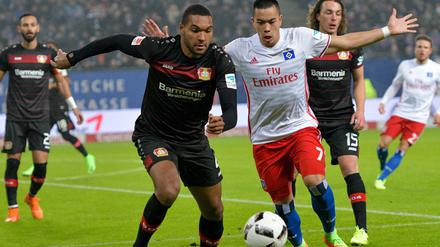 Nicht anfassen. Bayer Leverkusen (Szene mit Jonathan Tah, links) unterlag dem HSV (mit Bobby Wood, rechts) am Freitagabend nach einem späten Gegentor 0:1. 