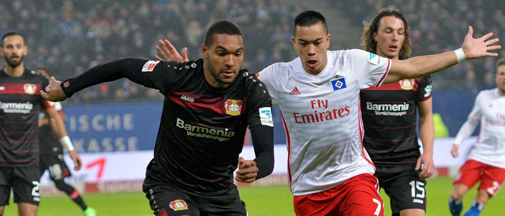 Nicht anfassen. Bayer Leverkusen (Szene mit Jonathan Tah, links) unterlag dem HSV (mit Bobby Wood, rechts) am Freitagabend nach einem späten Gegentor 0:1. 
