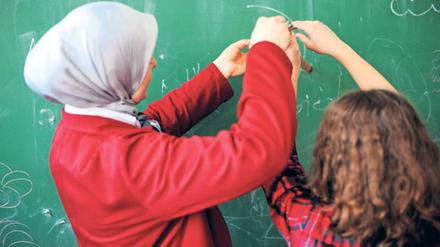 Eingestellt. In vielen Bundesländern dürfen Lehrerinnen unterrichten, wenn sie den „Schulfrieden“ nicht stören. 