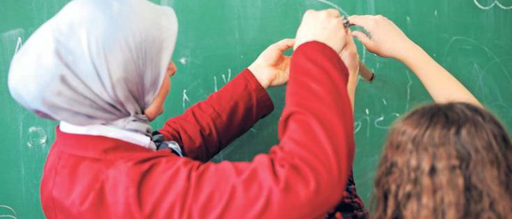 Eingestellt. In vielen Bundesländern dürfen Lehrerinnen unterrichten, wenn sie den „Schulfrieden“ nicht stören.