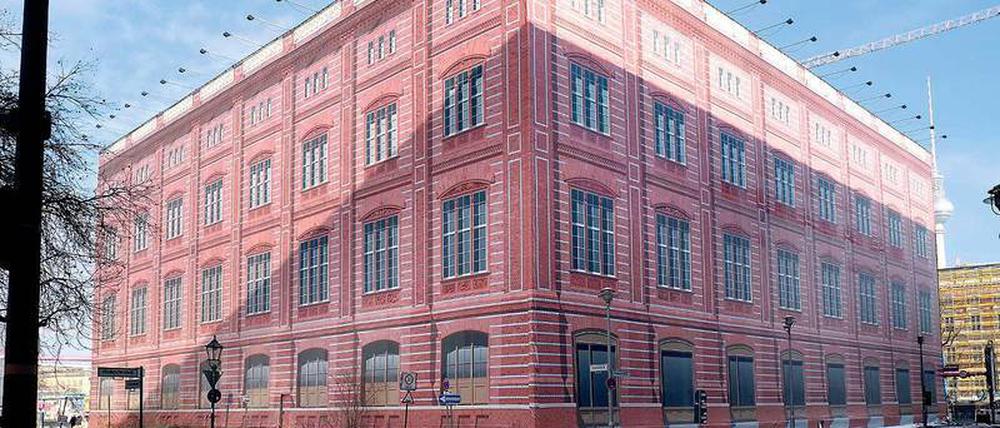 Noch ist die Fassade schöner Schein. Das Mauerwerk der Bauakademie – eine PVC-Simulation. 