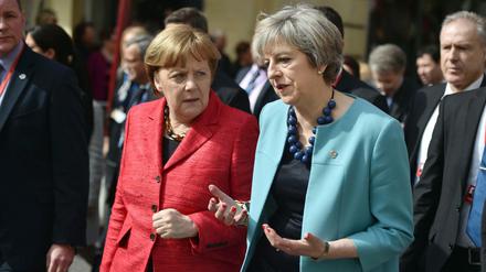 Bundeskanzlerin Angela Merkel spricht in Valletta (Malta) während des EU-Gipfels mit Theresa May. 