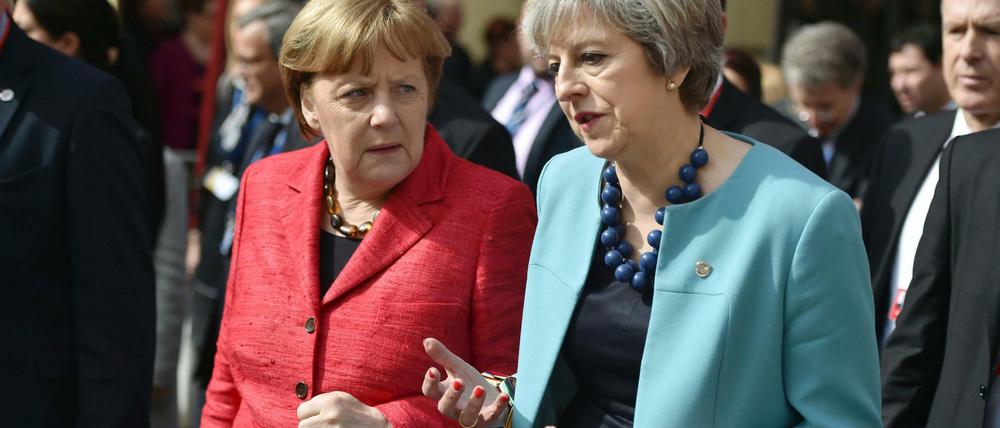 Bundeskanzlerin Angela Merkel spricht in Valletta (Malta) während des EU-Gipfels mit Theresa May.