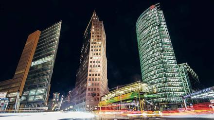 Eine Art Skyline. Der Potsdamer Platz gehört zu den wenigen Orten, an denen die Traufhöhenregel ausgesetzt wurde. Richtige Wolkenkratzer gibt es auch hier nicht.