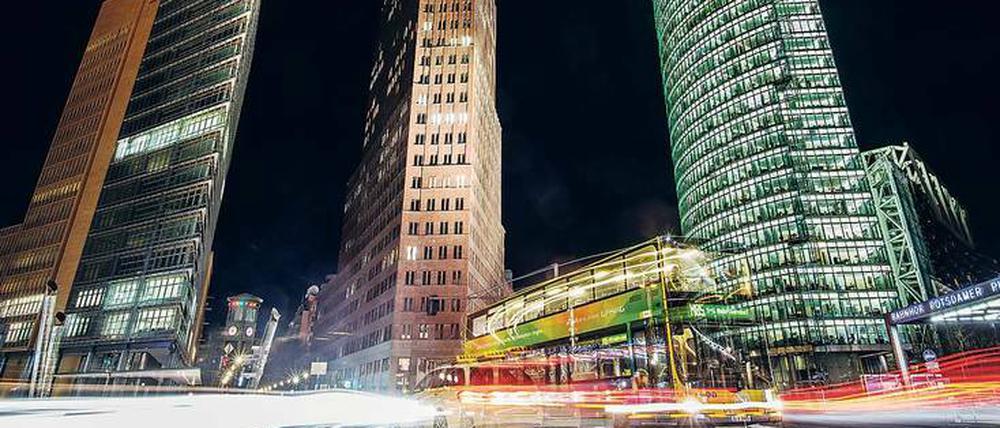 Eine Art Skyline. Der Potsdamer Platz gehört zu den wenigen Orten, an denen die Traufhöhenregel ausgesetzt wurde. Richtige Wolkenkratzer gibt es auch hier nicht.