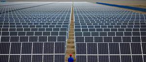 Ein Arbeiter inspiziert eine Photovoltaikanlage in Dunhuang in der Provinz Gansu. China investiert massiv in erneuerbare Energien.