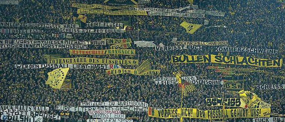 Die Transparente der BVB-Fans.