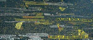 Die Transparente der BVB-Fans.