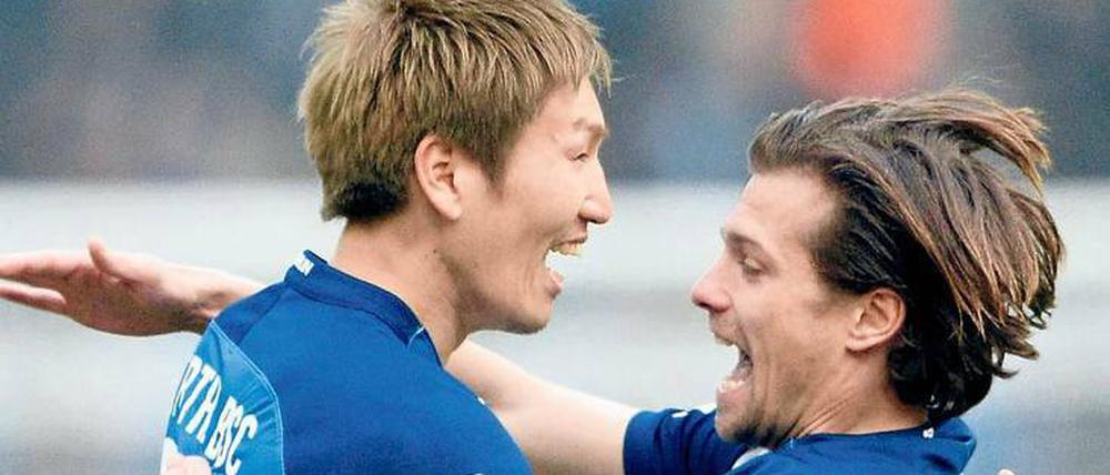 So sehen Sieger aus. Valentin Stocker (rechts) freut sich mit Genki Haraguchi über dessen frühes Tor gegen den FC Ingolstadt, das das Spiel entschieden hat.
