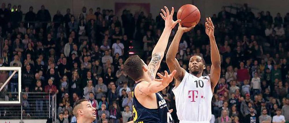 Zu spät. Die Spieler von Alba waren selten auf der Höhe gegen Bonn. Foto: Wolter/Imago