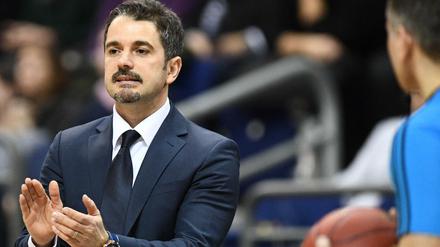 Applaus, Applaus. Albas Trainer Ahmet Caki fordert von seinem Team einen Sieg gegen Valencia.